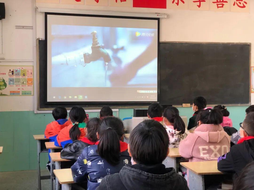 小球进黑洞